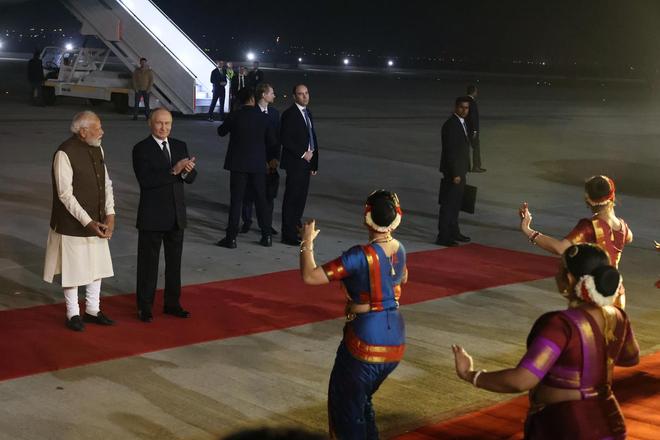 俄乌冲突后普京首访印度：莫迪亲自到机场迎接私人晚宴持续3小时